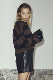 Cozy Stripe O-Knit | Black | Strik fra Co'couture