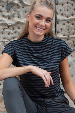 Alma Top | Dunkelgrau Schwarz Streifen | Bluse von Liberté