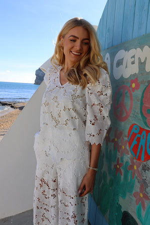 Rossie Vneck Blouse | White | Bluse fra Liberté
