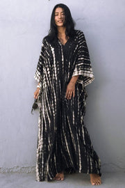 Serengeti Sun Dress | Black | Tiedye Kaftan kjole fra Statebird