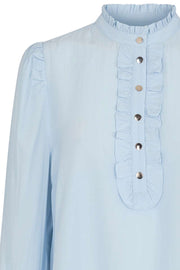 April Shirt | Chambray Blue | Bluse med flæser fra Freequent