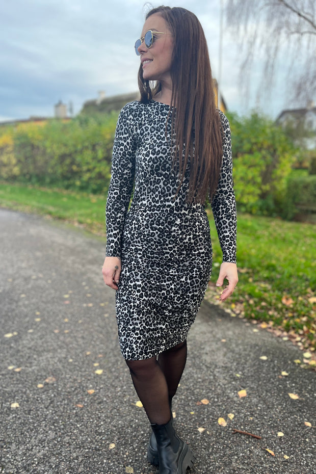 Alma Long Dress | Grey Black Leo | Kjole fra Liberté