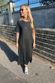 Alma Tshirt Dress | Dusty Army | Kjole fra Liberté