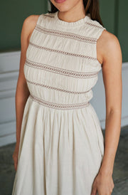Atika Deco Smock Dress | Ivory | Kjole fra Neo Noir