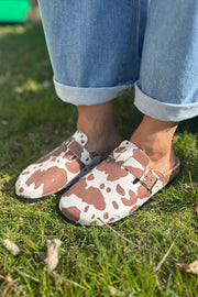 Cow Print Slip ons | Camel Cow | Mules fra Avery