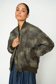 Ruby Print Bomber Jacket | Olive Night | Jakke fra Mos Mosh