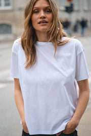 Aina O-SS Tee | White | T-Shirt fra Mos Mosh