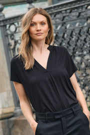 Shira Tee | Black | T-shirt fra Mos Mosh