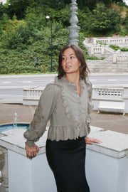 Petrine Embroidery Blouse | Smoke Green | Bluse fra Neo Noir