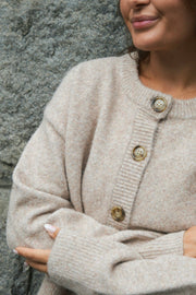 Muki Knit Cardigan | Sand Melange | Strik fra Neo Noir