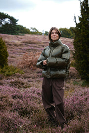 Rhea Shiny Puffer Jacket | Olive | Jakke fra Neo Noir