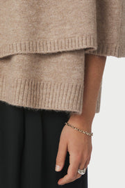 Josei Double Knit Cape | Beige Melange | Strik fra Neo Noir