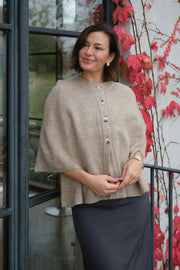 Josei Double Knit Cape | Beige Melange | Strik fra Neo Noir