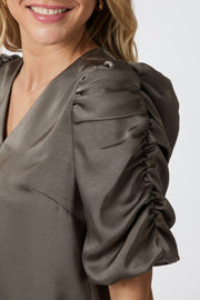 Elba Heavy Sateen Blouse | Warm Grey | Bluse fra Neo Noir