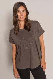 Lari O-SS Stud Tee   | Asphalt | T-shirt fra Mos Mosh