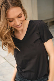 Dala V-SS Basic Tee   | Black | T-shirt fra Mos Mosh