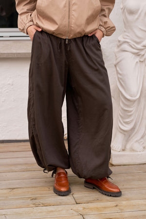 Elyse S Voile Balloon Pants | Dark Brown | Bukser fra Neo Noir