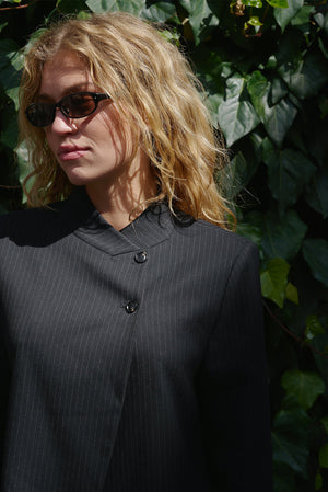 Tiria Slim Pinstripe Blazer | Dark Navy | Jakke fra Neo Noir