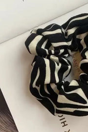 Fierce Animal Printet Scrunchie | Black Zebra | Hårelastik fra By Timm