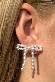 Pearl Bow Earrings | Øreringe fra Birdsong