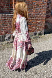 Nova Paisley Border Dress | Light Pink | Kjole fra Neo Noir