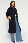 Riko Bora Trenchcoat | Salute Navy | Jakke fra Mos Mosh