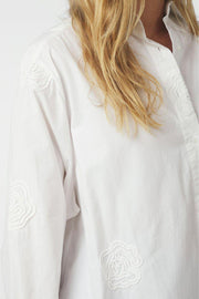 Dalma Dori Emb Shirt | White | Bluse fra Neo Noir