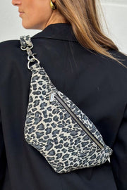 Bumbag 12556 | Grey leo print | Taske fra Depeche