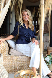 Tiki Ss Twist Blouse | Midnight Navy | Bluse fra Liberté