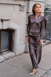 Massima Drapy Satin Blouse | Dark Taupe | Bluse fra Neo Noir