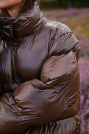 Rhea Shiny Puffer Jacket | Dark Brown | Jakke fra Neo Noir