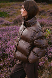 Rhea Shiny Puffer Jacket | Dark Brown | Jakke fra Neo Noir