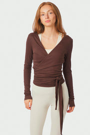 Nia Jersey Wickelbluse | Schokoladenbraun | Athleisure von Neo Noir