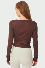 Nia Jersey Wickelbluse | Schokoladenbraun | Athleisure von Neo Noir