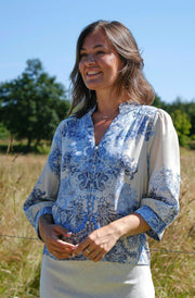 Roselle Artist Paisley Blouse | Powder Blue | Bluse fra Neo Noir