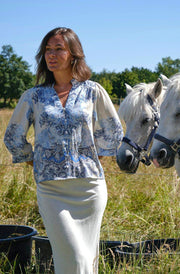 Roselle Artist Paisley Blouse | Powder Blue | Bluse fra Neo Noir