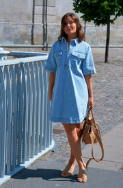 Saras Denim Emb Dress | Light Blue | Kjole fra Neo Noir