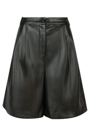 Nika Bermuda PU Shorts | Black | Shorts fra Neo Noir