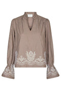 Amara Striped Emb Blouse | Camel | Bluse fra Neo Noir – nedsat