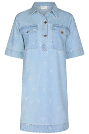 Saras Denim Emb Dress | Light Blue | Kjole fra Neo Noir