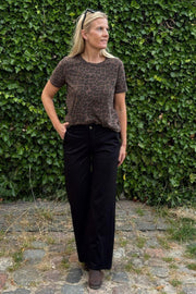 Zelda S/S T-Shirt | Mocca Leo | Blusser fra Black Colour