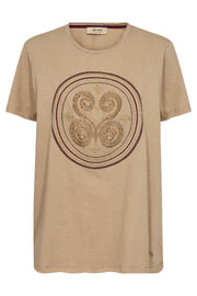 Zano O-SS Embroidery Tee  | Sesame | T-shirt fra Mos Mosh