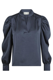 Rosslyn Heavy Sateen Blouse | Midnight Blue | Bluse fra Neo Noir