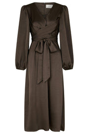Rimini Heavy Sateen Dress | Dark Brown | Kjole fra Neo Noir