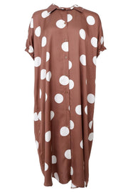 Mabel Satin Dress | Mocca Dot | Kjoler fra Black Colour