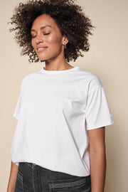 Aina O-SS Tee | White | T-Shirt fra Mos Mosh