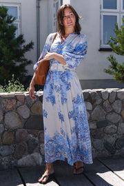 Stellar Paisley Border Dress | Ash Blue | Kjole fra Neo Noir