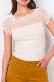 Flora Laced T-Shirt | Cream | Blonde top fra State bird