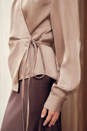 Caprina Heavy Sateen Blouse | Dark Taupe | Bluse fra Neo Noir
