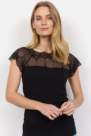 Flora Laced T-Shirt | Black | Blonde top fra State bird